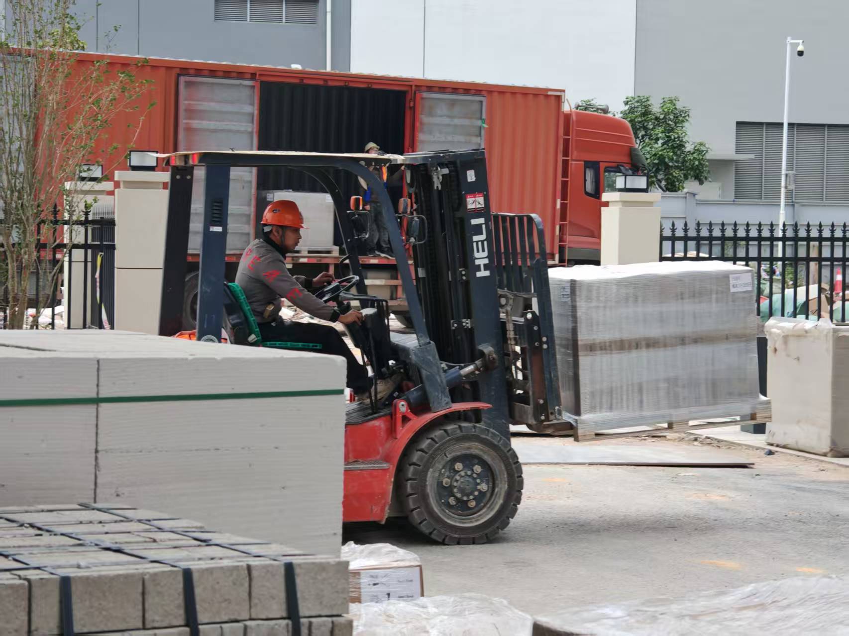 实验仪器搬家，为何首选力丰？专业搬运与精准护航的双重保障